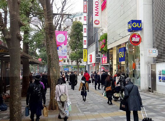 右手にGUのある通り