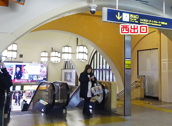 阪急三宮駅西口のエスカレーター