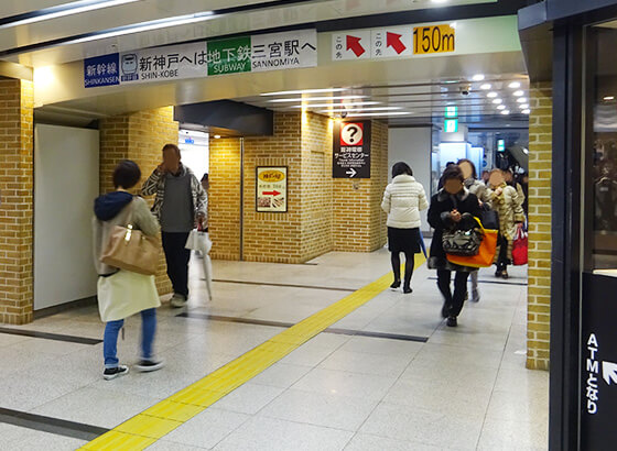 ATMの横の通路