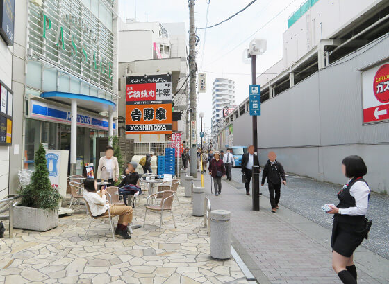 小田急線路横の道