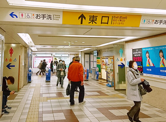 小田急線町田駅の東口改札へ