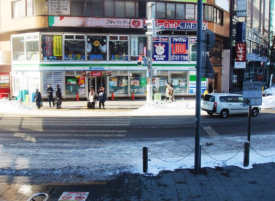 ファミリーマートの前の横断歩道