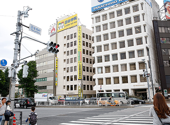 駅前の大きな交差点